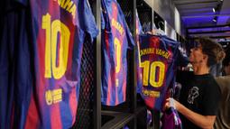 Begitu penjualan jersey Lamine Yamal dibuka langsung laris manis. Dilaporkan, 70 ribu jersey Yamal ludes dalam sehari. (AFP/Manaure Quintero)