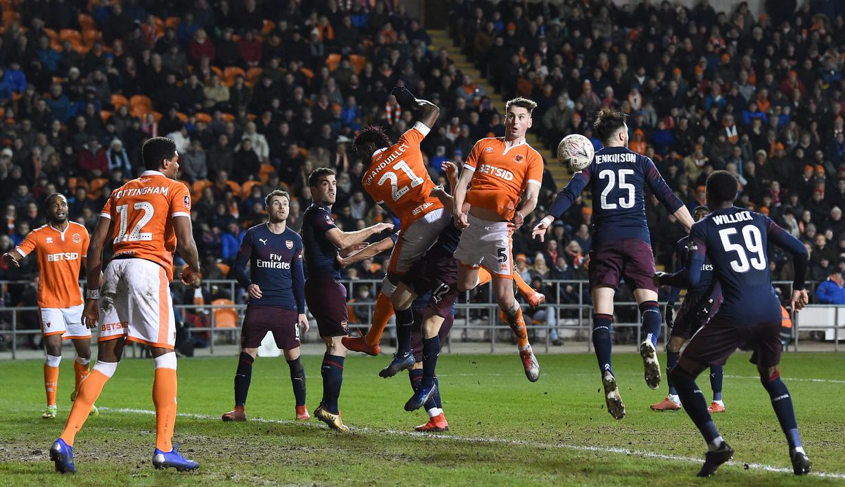 Kemelut terjadi di depan gawang Blackpool saat melawan Arsenal pada laga Piala FA di Stadion Bloomfield Road, Sabtu (5/1). Arsenal menang 3-0 atas Blackpool. (AFP/Paul Ellis)
