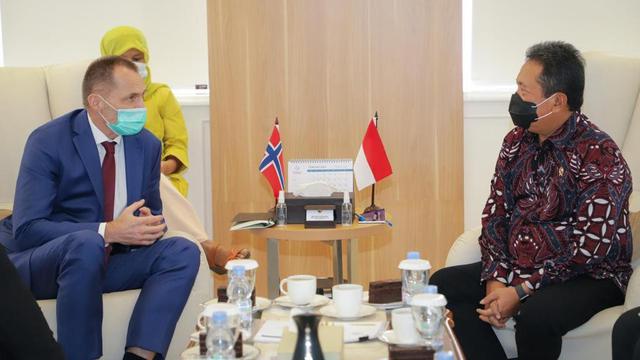 Menteri Kelautan dan Perikanan Sakti Wahyu Trenggono menerima Duta Besar Norwegia, Mr Vegard Kaale di Kantornya, Jakarta.
