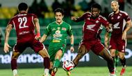 PSM Makassar dan Persebaya Surabaya harus puas bermain imbang 1-1 pada laga tunda pekan ke-4 BRI Super League 2025/2026 di Stadion Gelora B.J. Habibie, Parepare, Sabtu (6/12/2025) malam WIB. (dok. Persebaya Surabaya)