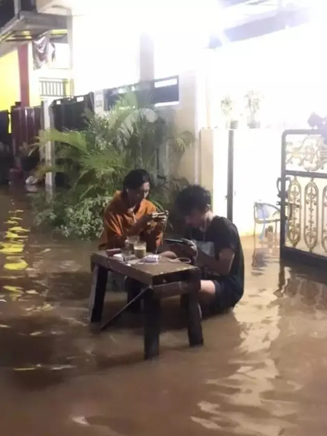 6 Potret Jualan Saat Banjir Ini Curi Perhatian, Totalitas Dalam Bekerja