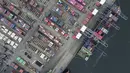 Secara khusus, pada Desember 2025 neraca perdagangan barang Indonesia mencatat surplus sebesar 2,51 miliar dollar AS. Tampak foto udara menunjukkan aktivitas bongkar muat peti kemas di Jakarta International Container Terminal, pada Rabu 4 Februari 2026. (BAY ISMOYO/AFP)