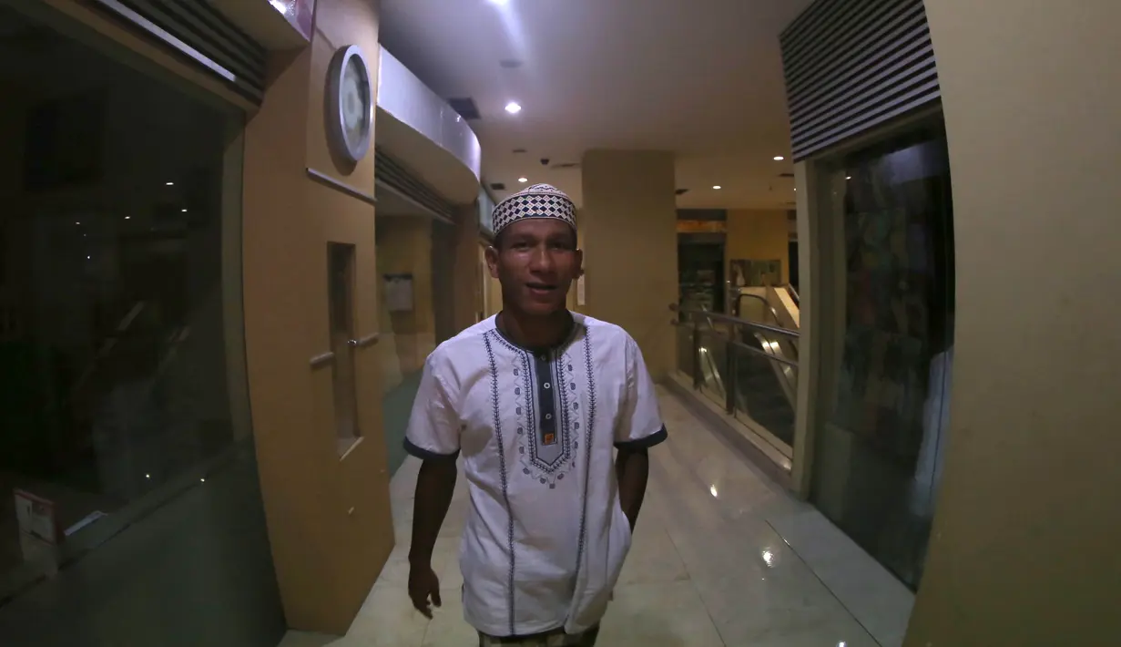 Pemain Sriwijaya FC Musafri usai melakukan sholat maghrib di Kawasan Hotel Bidakara, Jakarta, Sabtu (17/10/2015). (Bola.com/Nicklas Hanoatubun)