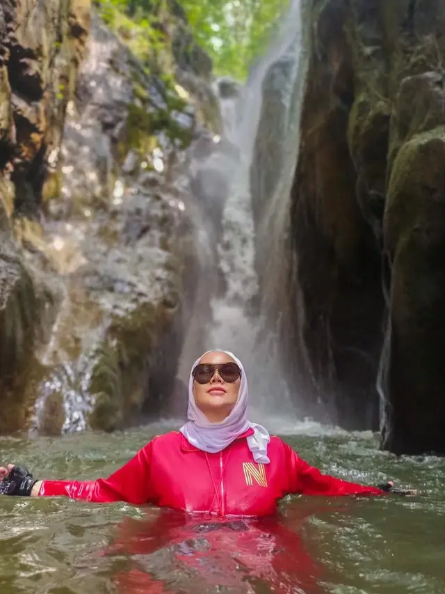 Selalu Tampil Mewah, Ini 7 Gaya Liburan Sarita Abdul Mukti di Alam