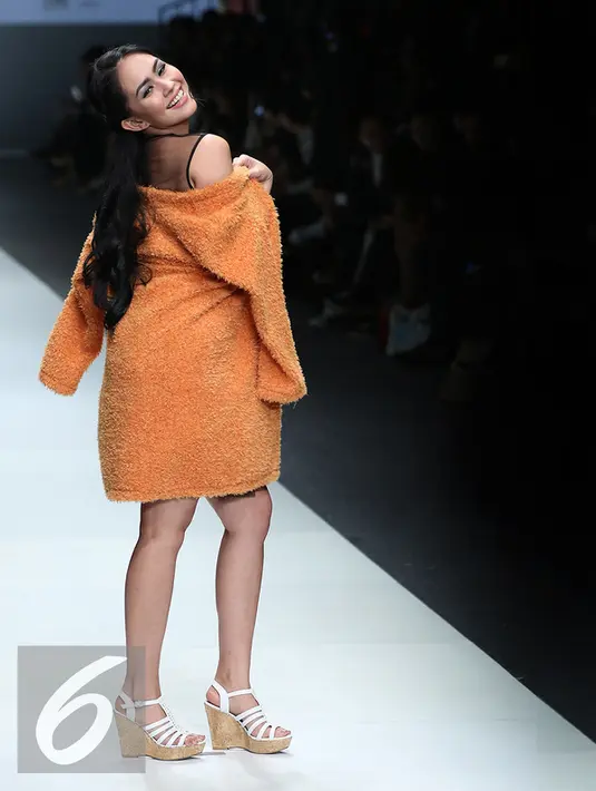 Artis Kartika Putri membawakan busana rancangan tities sapoetra bertema "yeppeun" pada hari kedua Jakarta Fashion Week (JFW) 2016 di Senayan city, Jakarta, (25/10/2015). (Liputan6.com/Herman Zakharia)