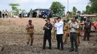 Menteri Pertanian Syahrul Yasin Limpo meninjau tanam padi perdana Gerakan Nasional El Nino di Desa Pelabuhan Dalam, Kecamatan Pemulutan, Kabupaten Ogan Ilir, Sumatera Selatan, Senin, 7 Agustus 2023.