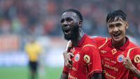 Pemain Persija Jakarta, Allano Lima dan Donny Tri Pamungkas melakukan selebrasi ketika melawan Persita Tangerang&nbsp;pada pekan perdana BRI Super League 2025/2026 di Jakarta International Stadium, Minggu (10/8/2025). (Bola.com/M. Iqbal Ichsan)