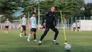 Pelatih Timnas Indonesia U-17, Nova Arianto memberikan arahan kepada pemainnya saat seleksi yang berlangsung di Lapangan B, Kompleks Stadion Utama Gelora Bung Karno (SUGBK), Senayan, Jakarta, Kamis (08/08/2024). (Bola.com/Bagaskara Lazuardi)