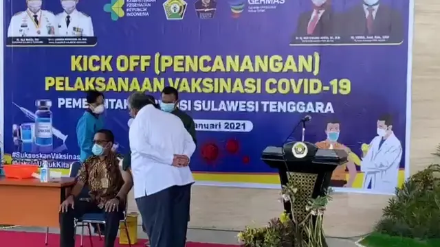 Vaksinasi Covid-19 menggunakan vaksin Sinovac di Kota Kendari, Kamis (14/1/2021).(Liputan6.com/Ahmad Akbar Fua)