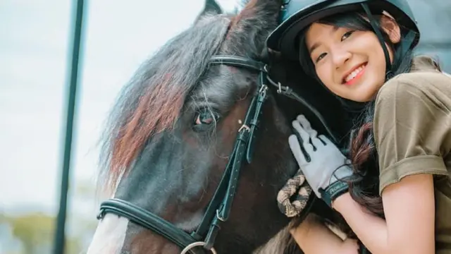 Potret Zee JKT48 Saat Jalani Hobi Berkuda Ini Curi Perhatian