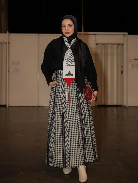 <p>Seperti ciri khasnya, Zaskia pun tampil monokrom dengan outfit yang ia kenakan saat di acara tersebut. Yang menarik perhatian ada pada syalnya. [@zaskiasungkar15]</p>