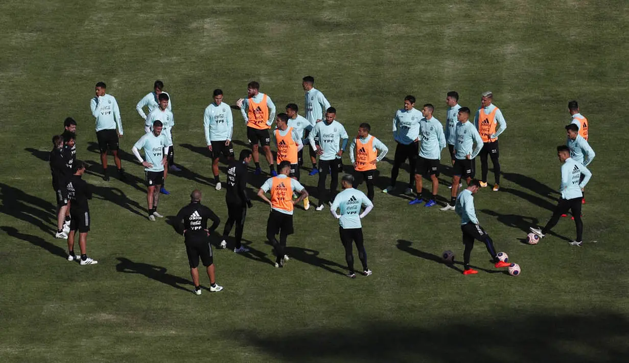 Para pemain Timnas Argentina melakukan latihan jelang laga Kualifikasi Piala Dunia 2022 di La Paz, Bolivia, Senin (12/10/2020). Argentina akan berhadapan dengan Bolivia. (AP Photo/Juan Karita)