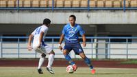 Pemain Persib Ezra Walian, Tengah Dibayangi Pemain Porda Kota Bandung Dalam Laga Uji Coba Di Stadion Gelora Bandung Lautan Api. (Muhammad Faqih/Bola.com)