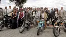 Pecinta motor klasik berpose saat mengikuti Distinguished Gentleman's Ride 2016 di Ekuador, Minggu (25/9). Distinguished Gentleman's Ride merupakan kegiatan amal untuk penderita kanker prostat di seluruh dunia. (REUTERS / Kevin Granja)