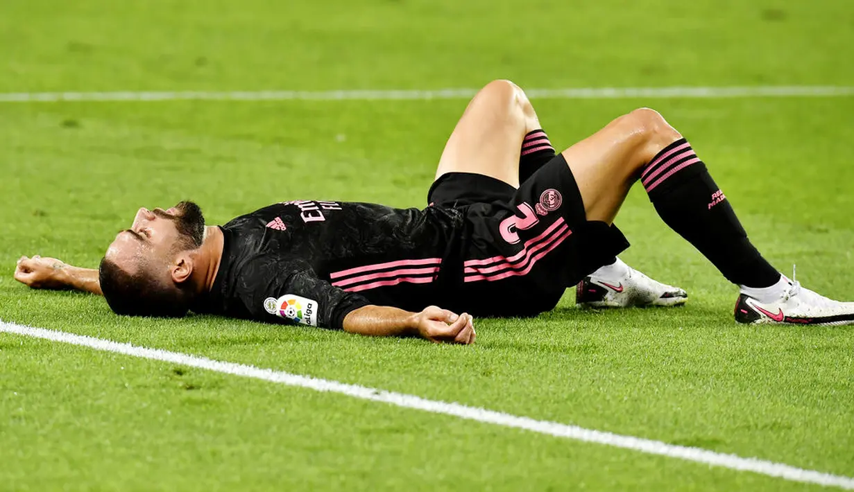 Bek Real Madrid, Dani Carvajal, tampak lesu usai gagal menang saat melawan Real Sociedad pada laga Liga Spanyol di Stadion Anoeta, Minggu (20/9/2020). Kedua tim bermain imbang 0-0. (AP/Alvaro Barrientos)