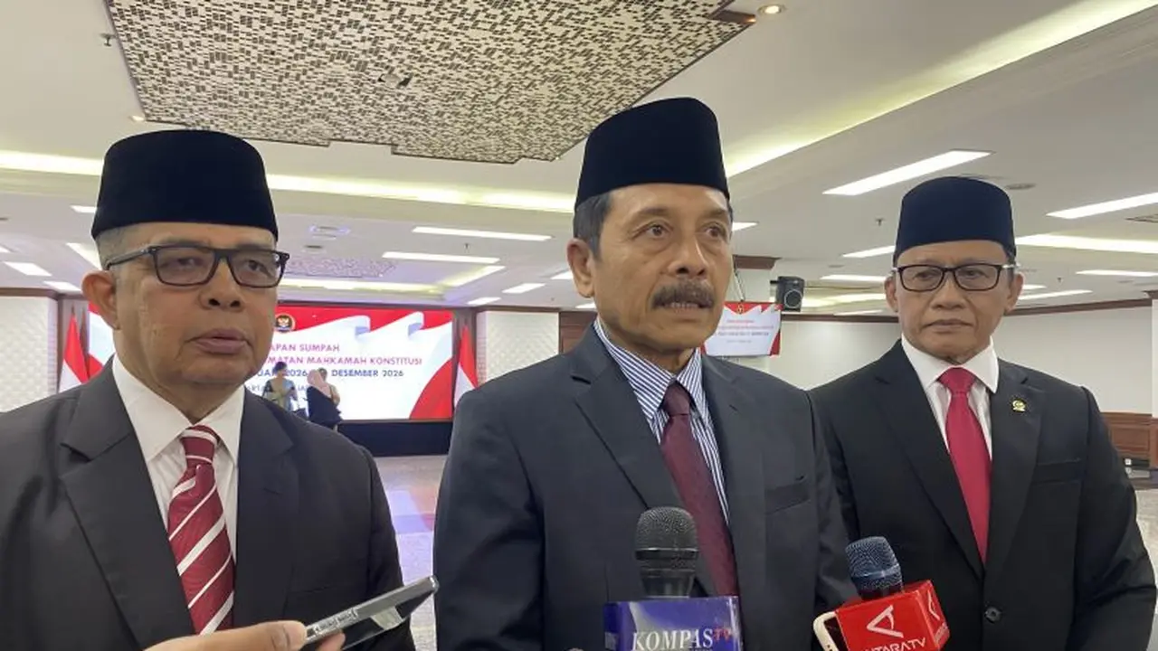Ketua Majelis Kehormatan Mahkamah Konstitusi I Dewa Gede Palguna (tengah) bersama dua anggota MKMK, Yuliandri (kiri) dan Ridwan Mansyur