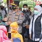 Gubernur Jatim  Khofifah Indar Parawansa meninjau vaksinasi di Sampang. (Dian Kurniawan/Liputan6.com)