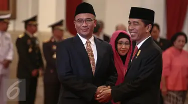 Presiden Jokowi memberi selamat kepada Hasyim Asy’ari seusai pelantikan Ketua Komisi Pemilihan Umum (KPU) di Istana Negara, Jakarta, Senin (29/8). Hasyim menggantikan posisi Husni Kamil Manik yang meninggal pada Juli lalu. (Liputan6.com/Faizal Fanani)