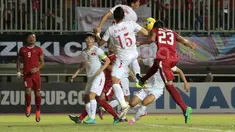 Hansamu Yama (23) berduel dengan para pemain Vietnam pada laga Semi-final AFF Suzuki Cup 2016 di Stadion Pakansari, Bogor, (03/12/2106). (Bola.com/Nicklas Hanoatubun)