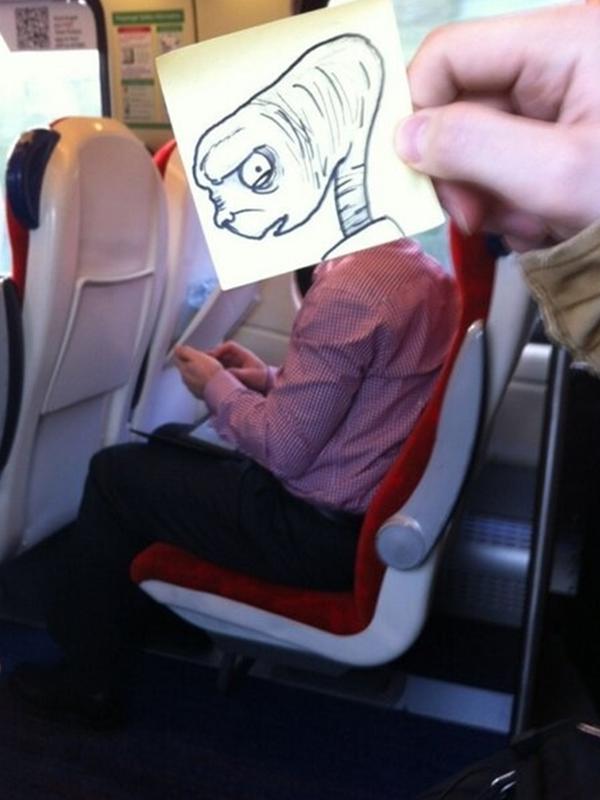 Pria ini buat ilustrasi kartun di kereta karena bosan, hasilnya justru keren banget. (Sumber: Twitter/@OctoberJones)