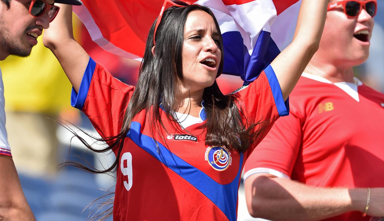 Suporter cantik Kosta Rika menunggu dimulainya pertandingan antara Kosta Rika melawan Paraguay pada Copa America Centenario 2016 di Stadion Camping World di Orlando, Florida, AS (4/6). (AFP PHOTO/Hector Retamal)
