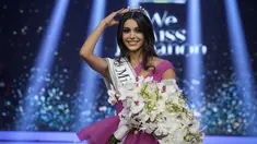 Miss Lebanon Yasmina Zaitoun yang baru dinobatkan memperbaiki mahkotanya setelah terpilih di  Beirut, Minggu (24/7/2022). Yasmina Zaytoun (20) dari Kfarchouba (distrik Hasbaya) merupakan seorang mahasiswa tahun ketiga jurusan jurnalisme di Universitas Notre Dame (NDU). (AP Photo/Bilal Hussein)