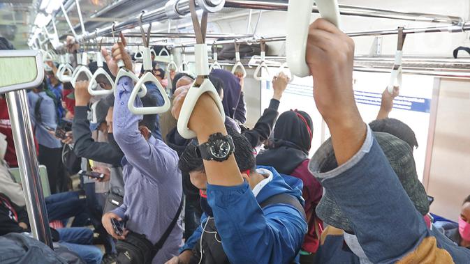 Sejumlah penumpang KRL Commuterline menaiki kereta di Stasiun Depok Lama, Depok, Jawa Barat, Selasa (9/6/2020). Stasiun Depok Lama terpantau lengang pada hari kedua dibukanya aktivitas perkantoran di Jakarta pada masa transisi Pembatasan Sosial Berskala Besar (PSBB). (Liputan6.com/Herman Zakharia)