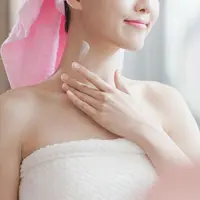 Ilustrasi mengaplikasikan krim leher/copyright shutterstock