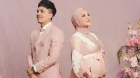 Pada potret maternity shoot, Aurel dan Atta Halilintar kompak dalam balutan nuansa peach yang lembut. Sebuah konsep maternity shoot yang sangat romantis. (foto: Instagram/ Aurel Hermansyah)