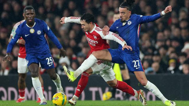 Martin Zubimendi dipepet Malo Gusto di laga Arsenal vs Chelsea di semifinal kedua EFL Cup di Emirates Stadium, Rabu (04/02/2026) dini hari WIB.
