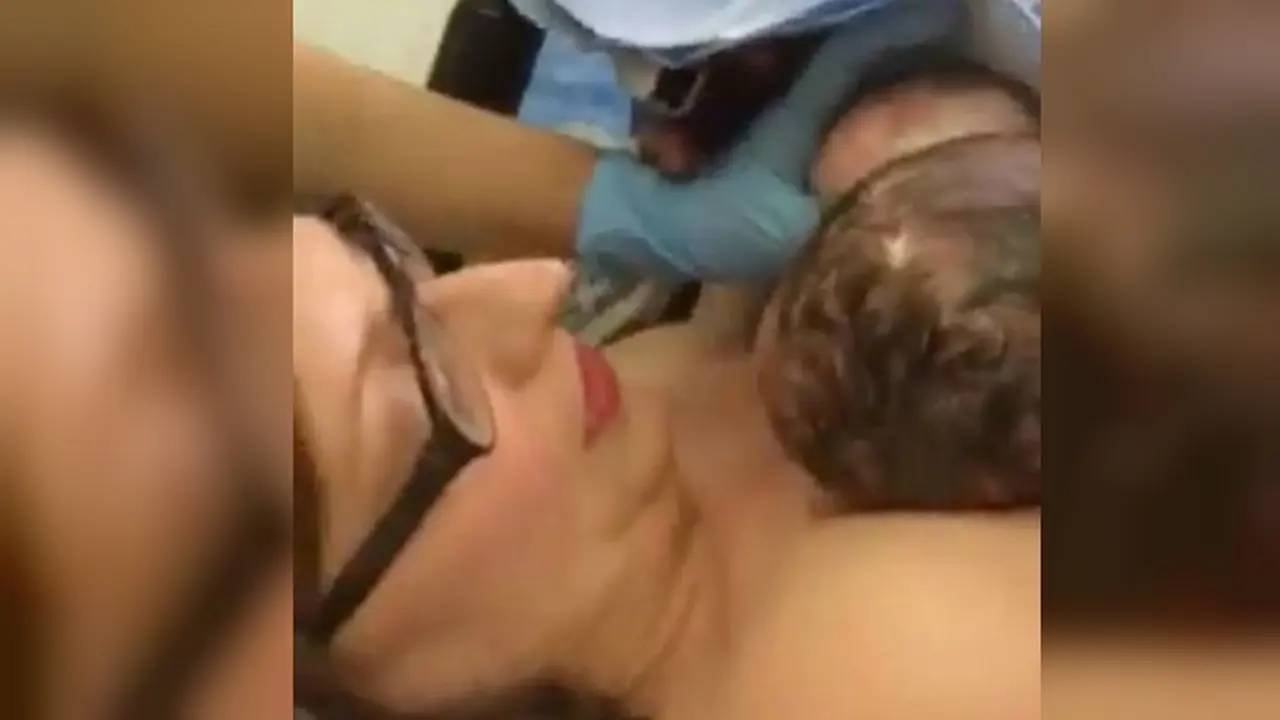 Detik-detik Mengharukan Bayi 'Merangkak' Sendiri dari Rahim Ibu