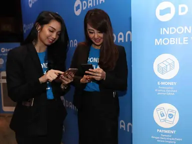 Dua wanita menggunakan DANA, Dompet Digital Indonesia di Jakarta, Rabu(21/3). DANA, Dompet Digital Indonesia merupakan sebuah layanan dari perusahaan rintisan (start up) di bidang teknologi finansial. (Liputan6.com/Angga Yuniar)
