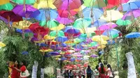 Masyarakat dan wisatawan dapat melihat sekaligus mengetahui lebih dalam tentang ratusan payung rajut dari berbagai daerah tanah air.