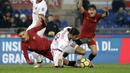 Pemain Roma, Lorenzo Pellegrini (kiri) jatuh saat berebut bola dengan pemain AC Milan, Ricardo Rodriguez pada lanjutan Serie A di Rome Olympic stadium, (25/2/2018). AC Milan menang 2-0. (AP/Alessandra Tarantino)
