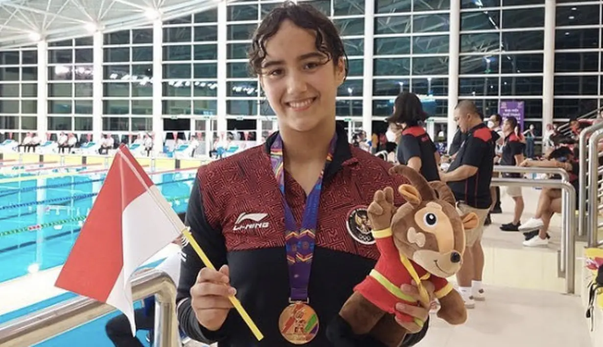 <p>Setelah 11 tahun penantiannya akhirnya tim renang Putri Indonesia memenangkan medali emas di ajang Sea Gamas melalui Masniari Wolf. Yuk intip bagaimana parasnya. @pbprsi</p>