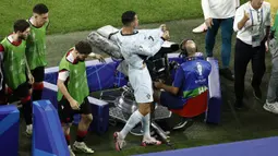 Pemain Portugal, Cristiano Ronaldo memprotes keputusan wasit saat jeda pertandingan Grup F Euro 2024 melawan Georgia di Arena AufSchalke, Gelsenkirchen, Jerman, Kamis (27/06/2024) dini hari WIB. (AFP/Kenzo Tribouillard)