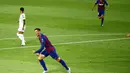 Bek Barcelona, Clement Lenglet berselebrasi usai mencetak gol ke gawang Napoli pada leg kedua babak 16 besar Liga Champions di Stadion Camp Nou , Spanyol, Sabtu (8/82020). Barcelona menang 3-1 atas Napoli dan melaju ke perempat final dengan aggregat skor 4-1. (AP Photo/Joan Monfort)