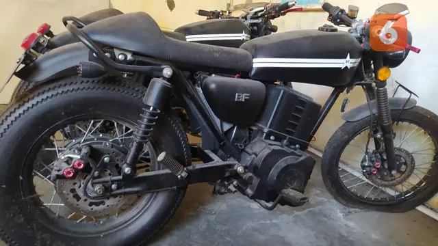Barang bukti motor listrik diduga selundupan yang tersimpan di sebuah lahan tak berpenghuni di Jalan Gunung Merapi Makassar (Liputan6.com/ Eka Hakim)