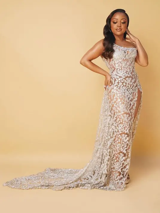 Quinta Brunson tampil dengan gaun putih berpayet transparan model slit dan one shoulder. [@brandonalmengo]