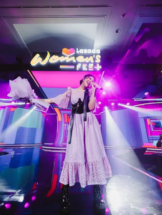 Dengan dress ruffle ungu, Tiara Andini tampil feminin maskulin. Ia menyematkan korset yang dipadukan dengan boots [instagram/tiaraandini]