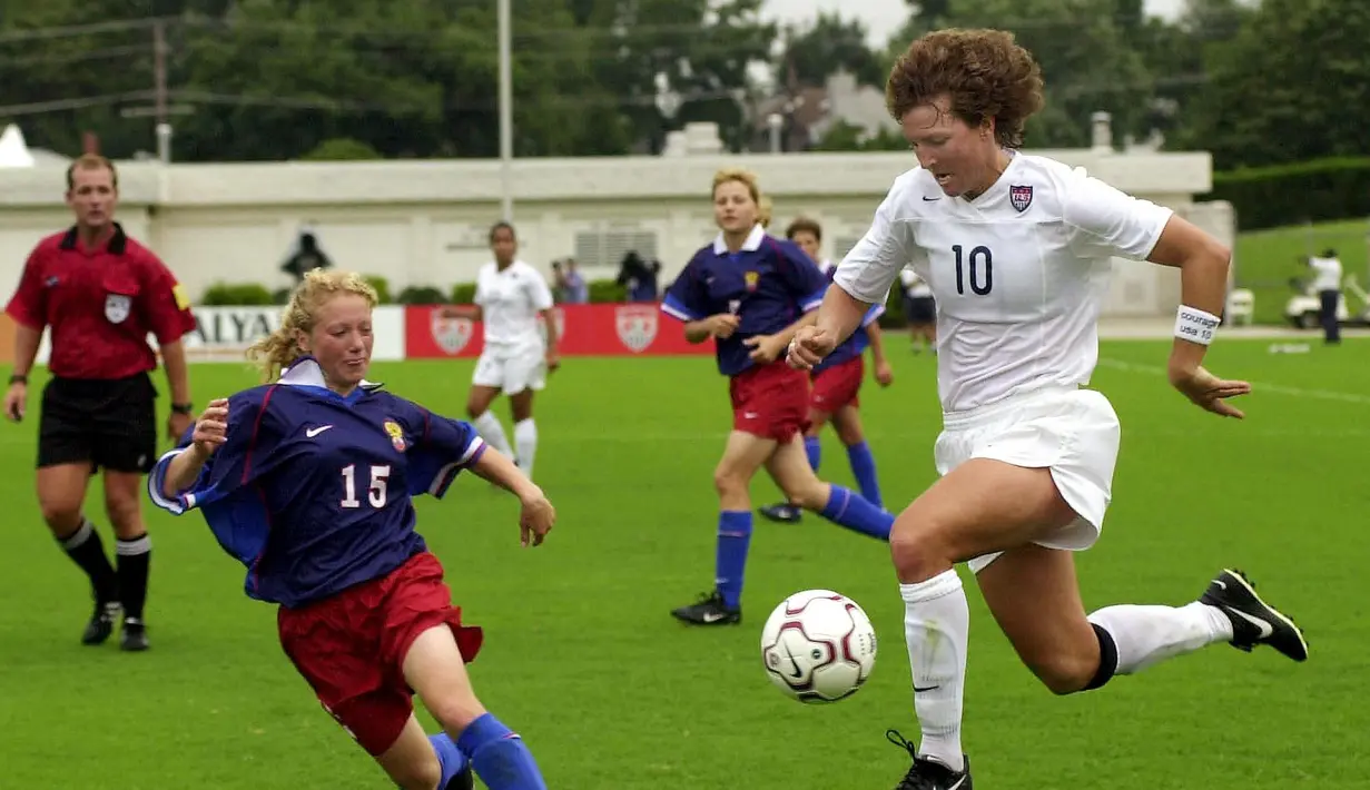 Michelle Akers adalah legenda AS yang dianugerahi gelar Pesepakbola Wanita Terbaik Abad Ini oleh FIFA bersama Sun Wen. Akers membawa timnas AS juara Piala Dunia Wanita 1991 dan meraih medali emas Olimpiade Atlanta 1996. (AFP/Heather Hall)