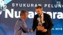 Dirut PT Pasifik Satelit Nusantara Adi Rahman Adiwoso memberikan cindermata kepada Chief Operation Officer SSL, Paul Estey pada acara Syukuran Peluncuran Satelit Nusantara Satu di Jakarta, Senin (1/4). Syukuran digelar sebagai wujud rasa syukur keberhasilan mengorbit. (Liputan6.com/Fery Pradolo)