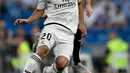 Gelandang Real Madrid, Marco Asensio berebut bola dengan pemain Leganes, Javier Eraso pada laga leg pertama babak 16 besar Copa del Rey di Santiago Bernabeu, Rabu (9/1). Real Madrid sukses mengandaskan Leganes dengan skor 3-0. (GABRIEL BOUYS / AFP)