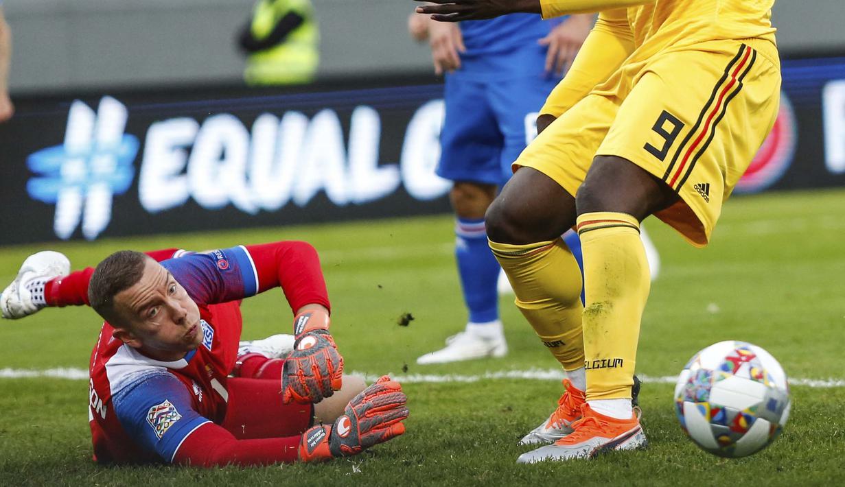 Kiper Islandia, Hannes Halldórsson, berusaha menghadang bola saat melawan Belgia pada laga UEFA Nations League di Stadion Laugardalsvollur, Selasa (11/9/2018). Belgia menang 3-0 atas Islandia. (AP/Brynjar Gunnarsson)