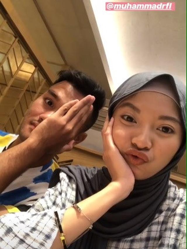 7 Potret Kebersamaan M Rafli Pemain Arema FC dengan Kekasih