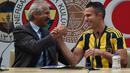 Robin van Persie saat penandatanganan kontrak bersama Direktur Olah Raga Fenerbahce, Giuliano Terraneo.  (AFP PHOTO/OZAN KOSE)