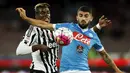 Gelandang Juventus, Paul Pogba (kiri) berusaha merebut bola dari bek Napoli, Elseid Hysaj pada lanjutan liga Italia di Stadion San Paolo, Minggu (27/9/2015). Napoli menang atas Juventus dengan skor 2-1. (REUTERS/Ciro De Luca)