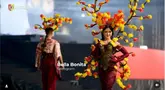 Penampilan Bella Bonita ini merupakan yang pertama kalinya runway di karnaval tersebar, Jember Fashion Carnaval 2024. Pada momen tersebut, istri Denny Caknan itu mengenakan kostum yang megah dan meriah. Ia tampil heboh kenakan busana dengan bunga-bunga mengelilingi tubuhnya. (Liputan6.com/IG/@dinas_kominfo_kab_jember)