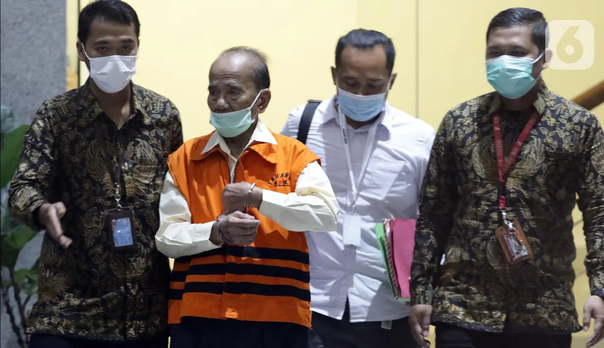 Gubernur Riau 2014-2019 Annas Maamun (kedua kiri) sesaat sebelum rilis penahanan di Gedung KPK, Jakarta, Rabu (30/3/2022). KPK resmi menahan Annas Maamun atas dugaan menyuap Ketua DPRD Riau 2009-2014, Johar Firdaus terkait pergeseran dan perubahan anggaran proyek. (Liputan6.com/Helmi Fithriansyah)