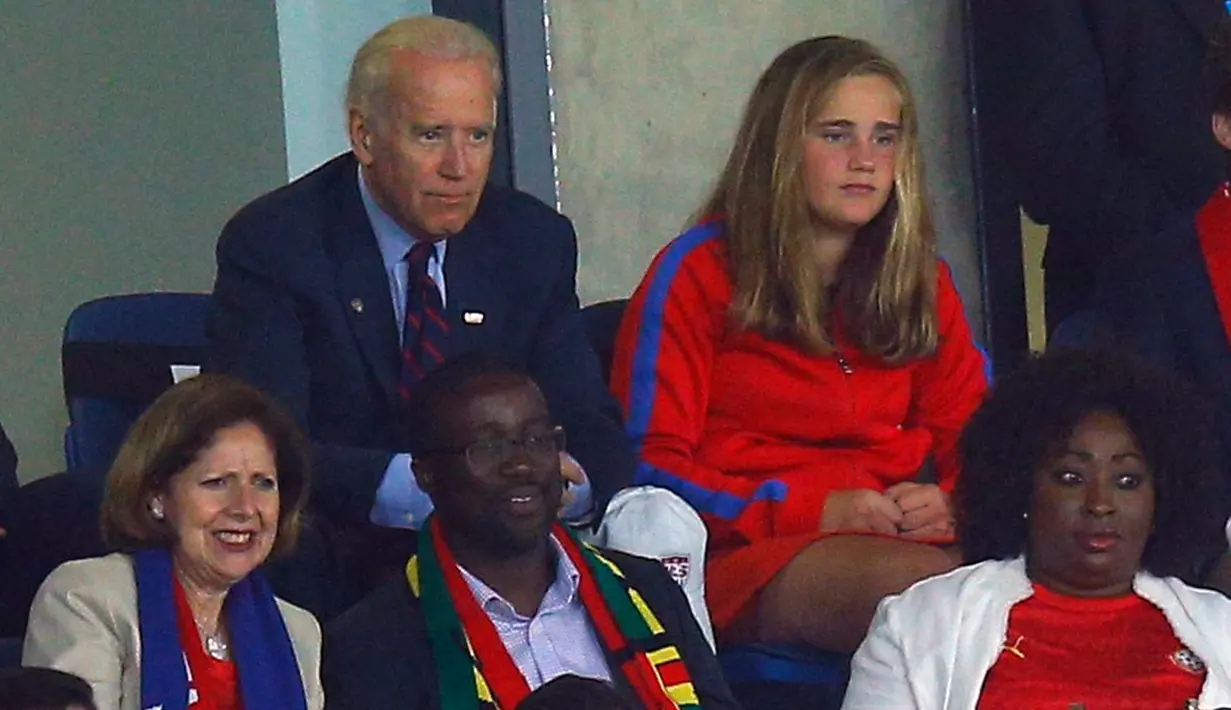Wakil Presiden AS, Joe Biden (kiri - atas) bersama cucunya, Naomi, menonton langsung the Yanks berlaga melawan Ghana di babak penyisihan Piala Dunia Grup G di di Dunas Arena, Brasil, (17/6/2014). (REUTERS/Brian Snyder)